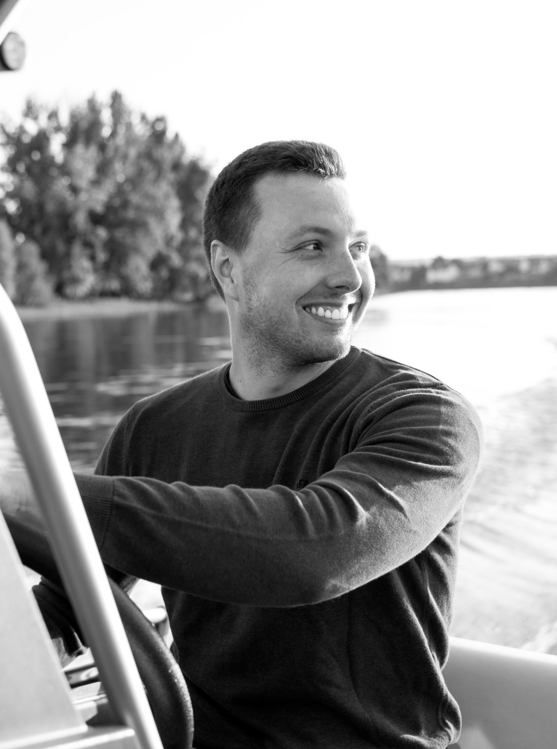 Porträt von Marvin Teerling, lachend am Steuer eines Bootes